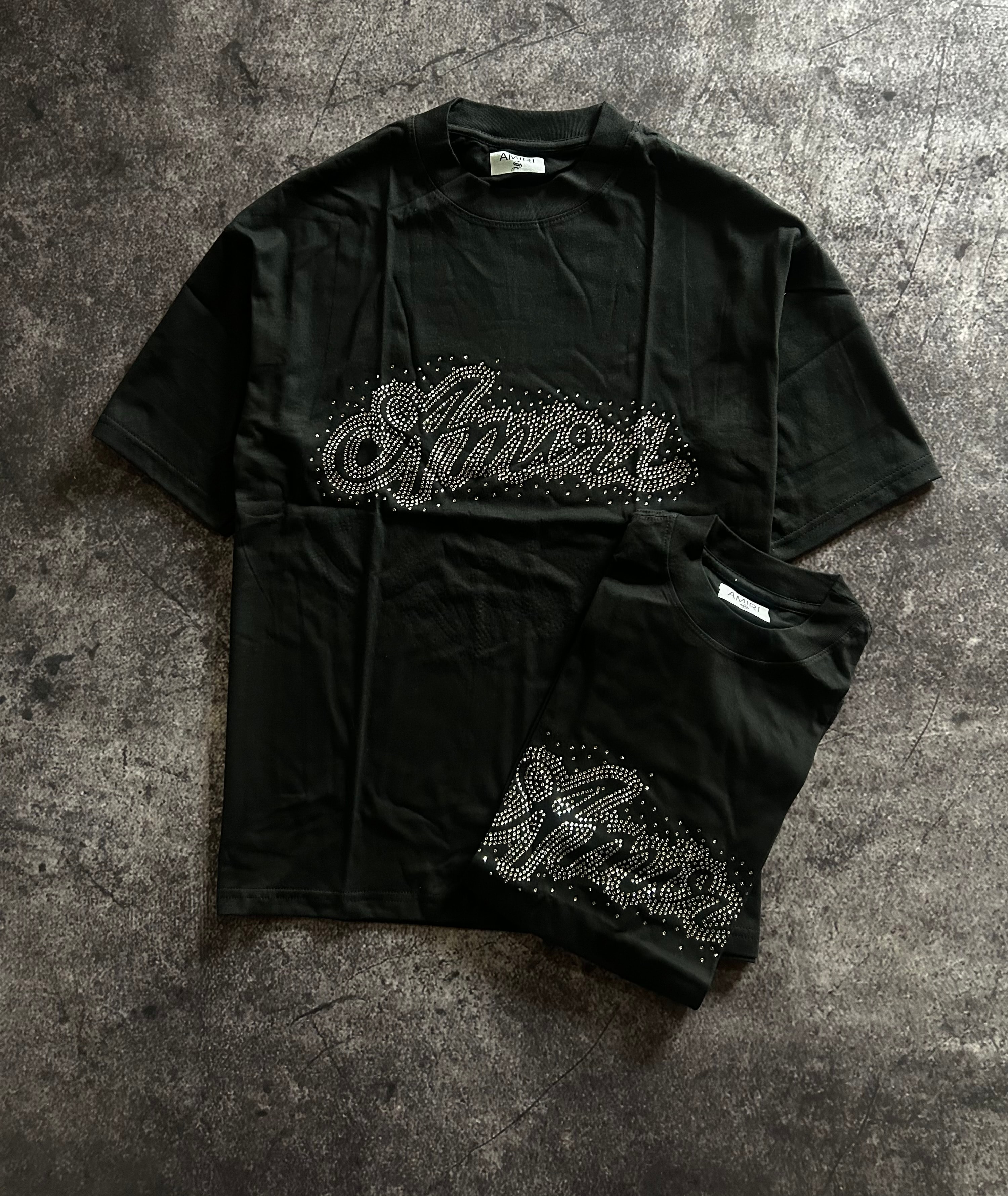 REMERA AMIRI CURSIVA| STRASS